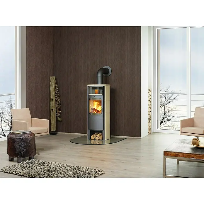 Hark Kaminofen Opera B Grande - 7 kW, Raumheizvermögen: 193 m³, Material Verkleidung: Keramik, Creme - Gemütliches Wohnzimmer mit Kaminofen. Der Kaminofen sorgt für eine angenehme Wärme und Atmosphäre im Raum.