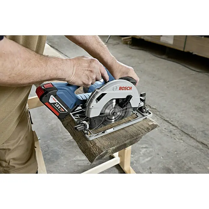 Bosch Professional AMPShare 18V Akku-Handkreissäge GKS 18V-57 G L-Boxx - 18 V, Ohne Akku, Leerlaufdrehzahl: 3.400 U/min, Sägeblatt: 165 mm - Akkubetriebene Bosch-Kreissäge in Aktion, schneidet Holz mit Präzision. Ideal für Heimwerkerprojekte und professionelle Anwendungen.
