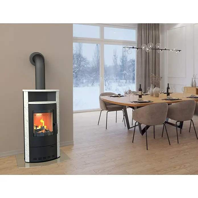 Kaminofen Cumulus Limestone - 7 kW, Raumheizvermögen: 200 m³, Schwarz - Ein stilvoller Kaminofen mit Glasplatte steht im Raum und sorgt für Wärme und Atmosphäre. Das moderne Design passt gut zum Interieur.