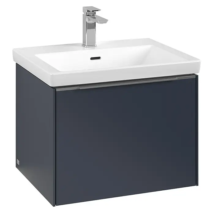 Villeroy & Boch Subway 3.0 Waschbeckenunterschrank - Marine Blue, Anzahl Schubladen: 1 Stk., Farbe Griff: Aluminium glänzend, B x T x H: 57,2 x 47,8 x 42,9 cm, Mit Beleuchtung - Eine moderne Waschtischkombination mit einem weißen Waschbecken und einem dunkelblauen Unterschrank mit chromfarbenen Akzenten.