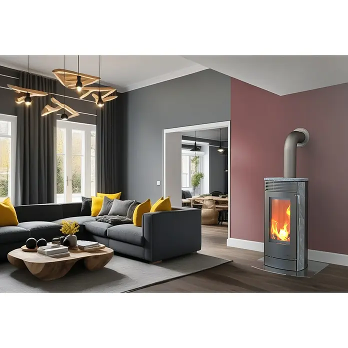 Kaminofen Alpha - 6 kW, Raumheizvermögen: 172 m³, Farbe Verkleidung: Naturstein - Stilvolles Wohnzimmer mit einem modernen Kaminofen, der Wärme und Atmosphäre in den Raum bringt, umgeben von einer gemütlichen Einrichtung.