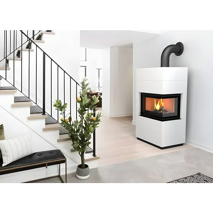 Kaminofen Integra Plus Line Rechts - 8 kW, Raumheizvermögen: 229 m³, Material Verkleidung: Stahl, Weiß - Einrichtungsidee mit modernem Kaminofen in Weiß und schwarzem Ofenrohr, der Wärme und Stil in den Raum bringt. Elegante Treppe mit dunklem Geländer.