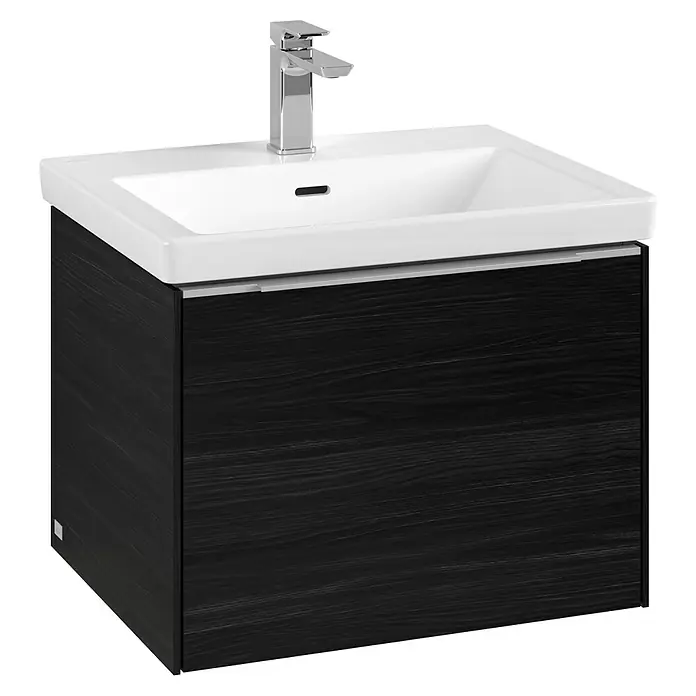 Villeroy & Boch Subway 3.0 Waschbeckenunterschrank - Black Oak, Anzahl Schubladen: 1 Stk., Farbe Griff: Aluminium glänzend, B x T x H: 57,2 x 47,8 x 42,9 cm, Mit Beleuchtung - Modernes Badezimmerwaschbecken mit Unterschrank in dunkler Holzoptik und weißem Waschbecken. Der Waschtisch ist mit einer Armatur versehen.