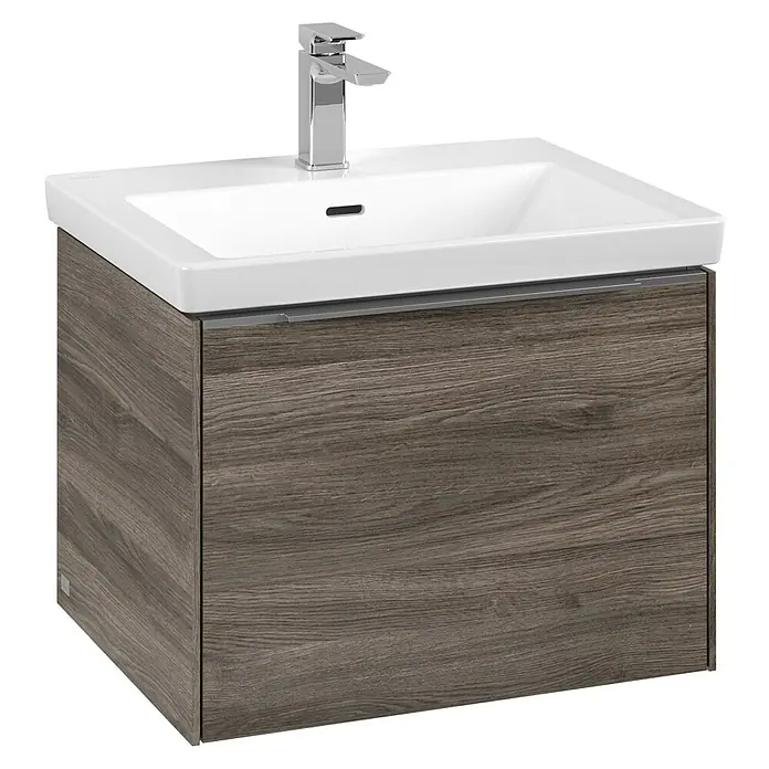 Villeroy & Boch Subway 3.0 Waschbeckenunterschrank - Stone Oak, Anzahl Schubladen: 1 Stk., Farbe Griff: Aluminium glänzend, B x T x H: 57,2 x 47,8 x 42,9 cm, Mit Beleuchtung - Ein Waschbeckenunterschrank mit einer grauen Holzoberfläche und einem modernen Wasserhahn. Ideal für jedes Badezimmerdesign.