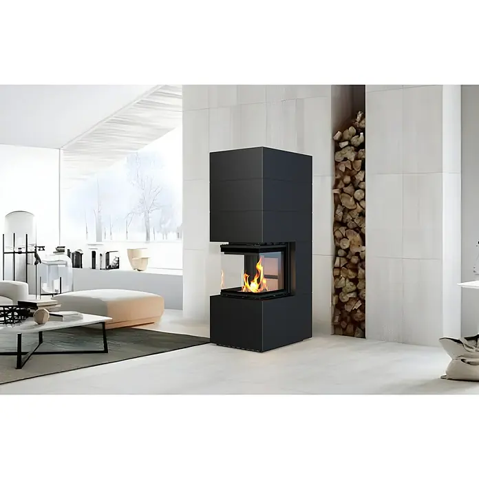 Kaminofen Adastra 500 Plus Line - 11 kW, Raumheizvermögen: 315 m³, Material Verkleidung: Stahl, Schwarz - Moderner schwarzer Kamin mit Glasfront und Holzscheitnische in einem stilvollen Wohnzimmer mit minimalistischem Design.
