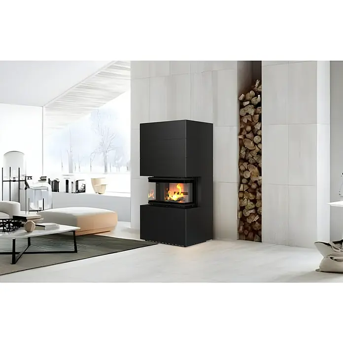 Kaminofen Adastra 700 Plus Line - 9,6 kW, Raumheizvermögen: 272 m³, Material Verkleidung: Stahl, Schwarz - Ein moderner, schwarzer Kamin mit Holzfach in einem hellen Wohnraum. Der Kamin sorgt für Wärme und eine angenehme Atmosphäre.