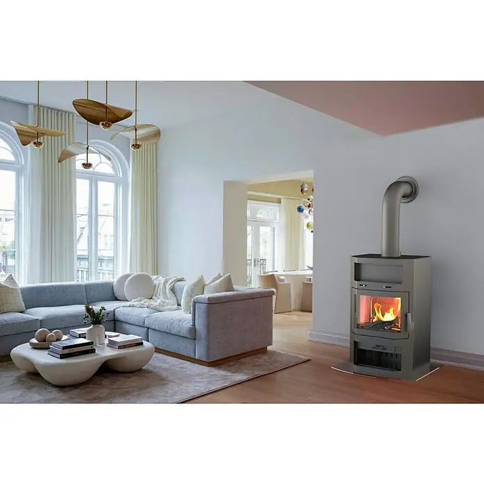 Kaminofen Bali Max - 8,5 kW, Raumheizvermögen: 244 m³, Verkleidung: Stahl, Grau - Ein elegantes Wohnzimmer mit einem modernen grauen Kaminofen, der Wärme und Stil in den Raum bringt. Der Kamin ist ein echter Hingucker.