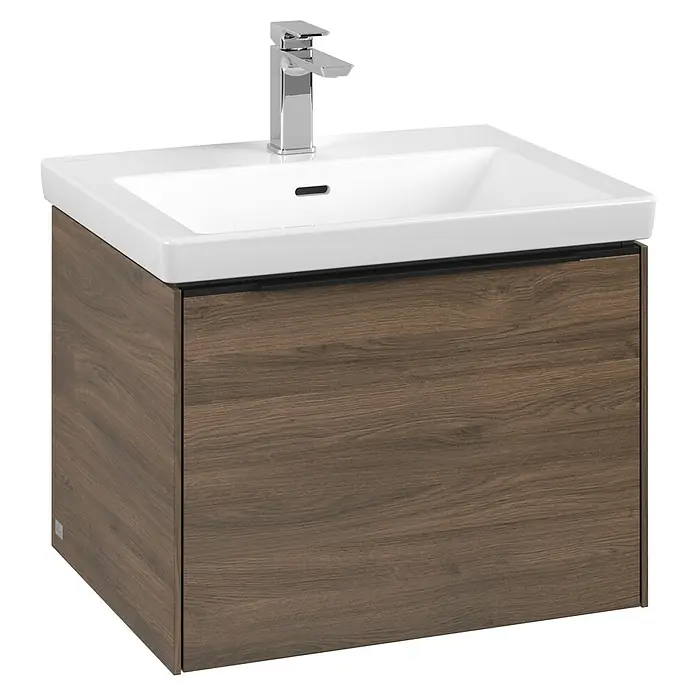 Villeroy & Boch Subway 3.0 Waschbeckenunterschrank - Arizona Oak, Anzahl Schubladen: 1 Stk., Farbe Griff: Volcano Black, B x T x H: 57,2 x 47,8 x 42,9 cm - Detailaufnahme eines modernen Waschtischs mit einem Unterschrank in Holzoptik und einem Aufsatzwaschbecken mit Armatur.