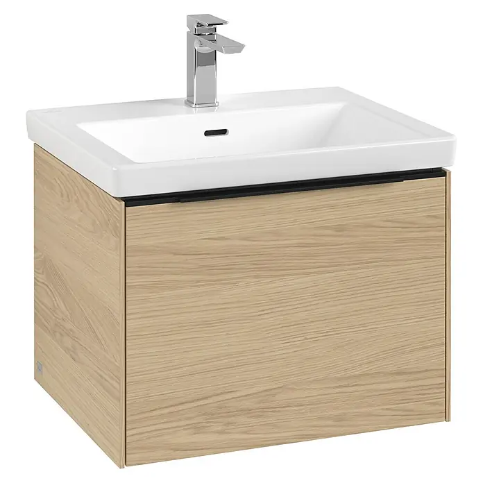Villeroy & Boch Subway 3.0 Waschbeckenunterschrank - Nordik Oak, Anzahl Schubladen: 1 Stk., Farbe Griff: Volcano Black, B x T x H: 57,2 x 47,8 x 42,9 cm - Ein Waschbeckenunterschrank in Holzoptik mit einem modernen Chromwasserhahn und einem eckigen Waschbecken aus weißer Keramik.