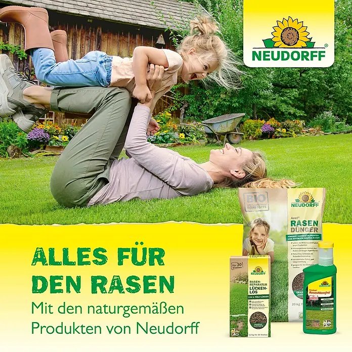 Neudorff Rasendünger Moos- & Unkrautstopp - 250 ml - Das Bild zeigt Neudorff Rasenpflegeprodukte vor dem Hintergrund einer spielenden Familie auf einem grünen Rasen.