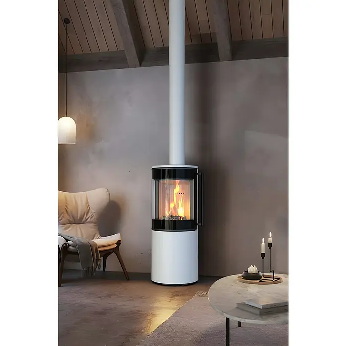 Kaminofen Xena 310 - 7,1 kW - 7,6 kW, Raumheizvermögen: 200 m³, Material Verkleidung: Stahl, Weiß - Elegantes Wohnzimmer mit einem modernen weißen Kaminofen, der für Wärme und Ambiente sorgt. Der Ofen ist ein Blickfang in dem stilvollen Raum.