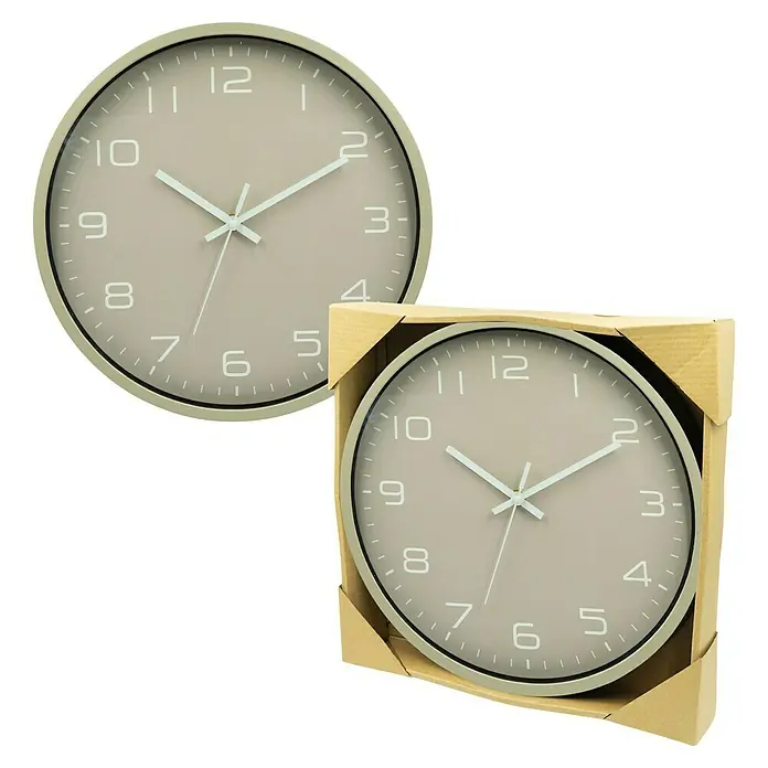Wanduhr - Durchmesser: 30,5 cm, Beige - Nahaufnahme von zwei runden Wanduhren in hellem Taupe mit klaren weißen Ziffern und Zeigern, eine in einer schützenden Verpackung.