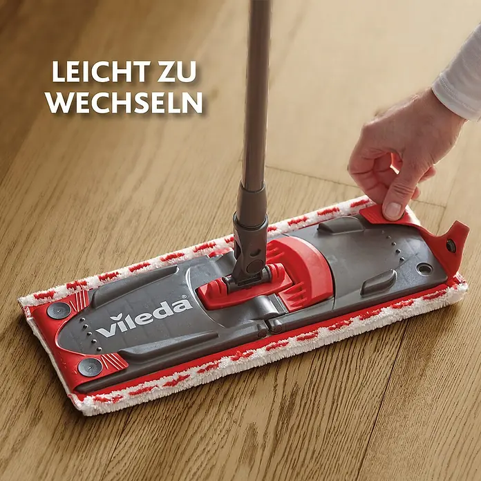 Vileda Ultramax Reinigungssystem & Eimer 2in1 Box Plus Dr. Beckmann Reinigungs-Blätter - 1 x Ultramax Eimer mit Auswringer, 1 x Ultramax Stiel, 1 x Mikrofaserbezug, 1 x Dr. Beckmann Boden & Allzweck Reinigungs-Blätter (20 Blätter) - Nahaufnahme eines Vileda Wischmopps auf einem Holzboden, der einen einfachen Wechsel des Moppkopfes demonstriert.