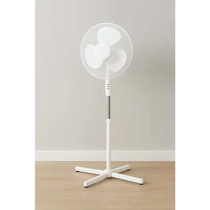 Houston Ventilador de pie 50113 BH - Blanco, 40 cm, 120 cm - La imagen muestra un ventilador de pie blanco contra una pared gris y un suelo de madera clara. El ventilador tiene una sección central cromada.