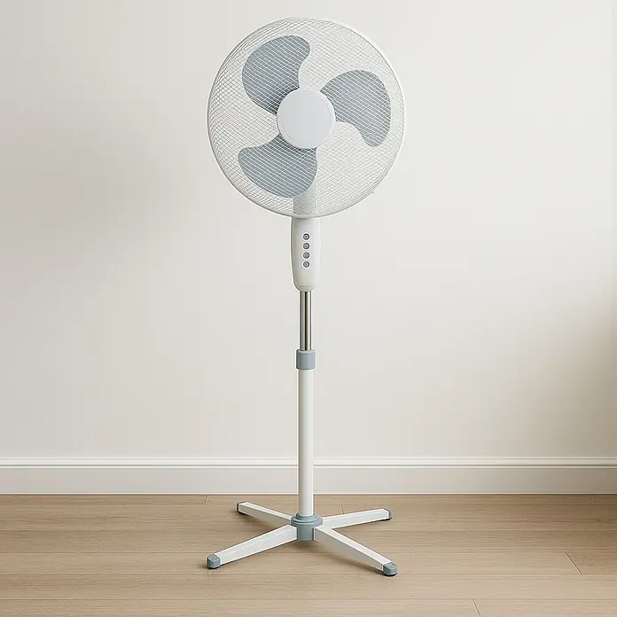 Ventilador de pie con altura regulable - Blanco, 40 cm, 125 cm - Un ventilador de pie blanco y gris contra una pared blanca y un suelo de madera, diseñado para refrigerar.