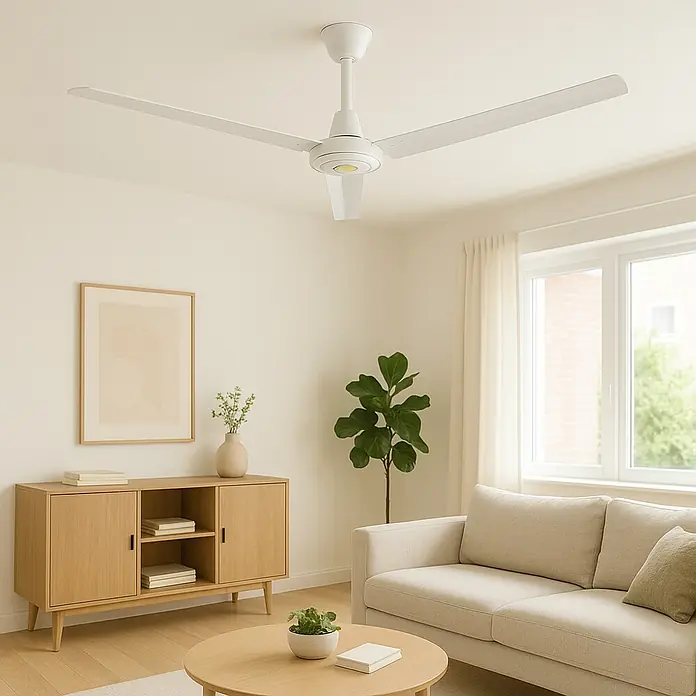 Ventilador de techo Fresco - Blanco, 140 cm, 65 W - Un moderno ventilador de techo blanco de tres aspas cuelga en una sala de estar luminosa.