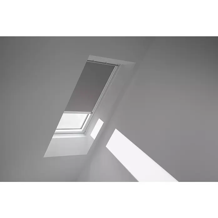 Velux Dachfensterrollo DSL FK04 0705KWL - Farbe: Grau - 0705KWL, Farbe Schiene: Weiß, Solarbetrieben - Ein Dachfenster mit Rollo in einem hellen Raum, das teilweise geöffnet ist und Licht hereinlässt, sorgt für Helligkeit.