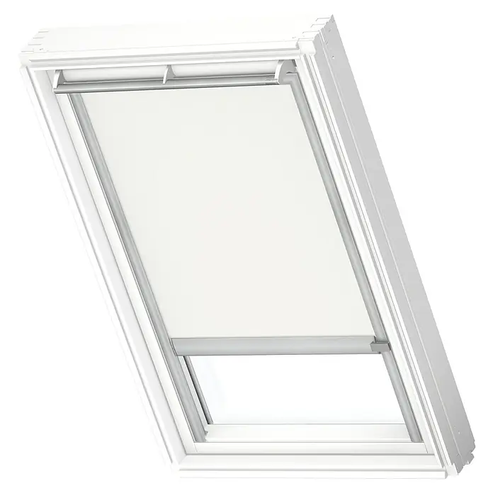 Velux Dachfensterrollo DML F06 1025K - Farbe: Weiß - 1025K, Farbe Schiene: Aluminium, Elektrisch - Dieses Bild zeigt ein Dachfenster mit einem weißen Rollo, das teilweise geschlossen ist. Das Fenster ist in einem weißen Rahmen gefasst.
