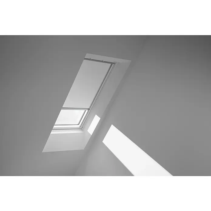 Velux Dachfensterrollo DML F06 1025K - Farbe: Weiß - 1025K, Farbe Schiene: Aluminium, Elektrisch - Helles Interieur mit einem Dachfenster, das Licht in den Raum lässt und für eine moderne Atmosphäre sorgt. Das Fenster ist mit einem Rollo versehen.