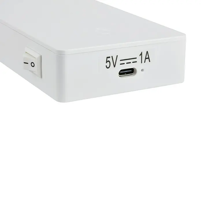 Briloner LED-Leseleuchte Cielo - Höhe: 56 cm, Weiß - Nahaufnahme einer weißen Powerbank mit USB-C-Anschluss, Schalter und der Aufschrift "5V=1A", ideal für unterwegs.