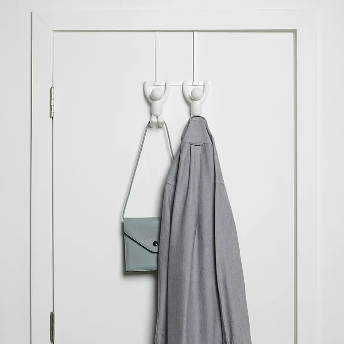 Umbra Türgarderobe Buddy - L x B x H: 22 x 6 x 32 cm, Anzahl Haken: 2 Stk., Weiß - Türhaken mit Männchen-Design: graue Tasche und Hemd hängen an einer weißen Tür.