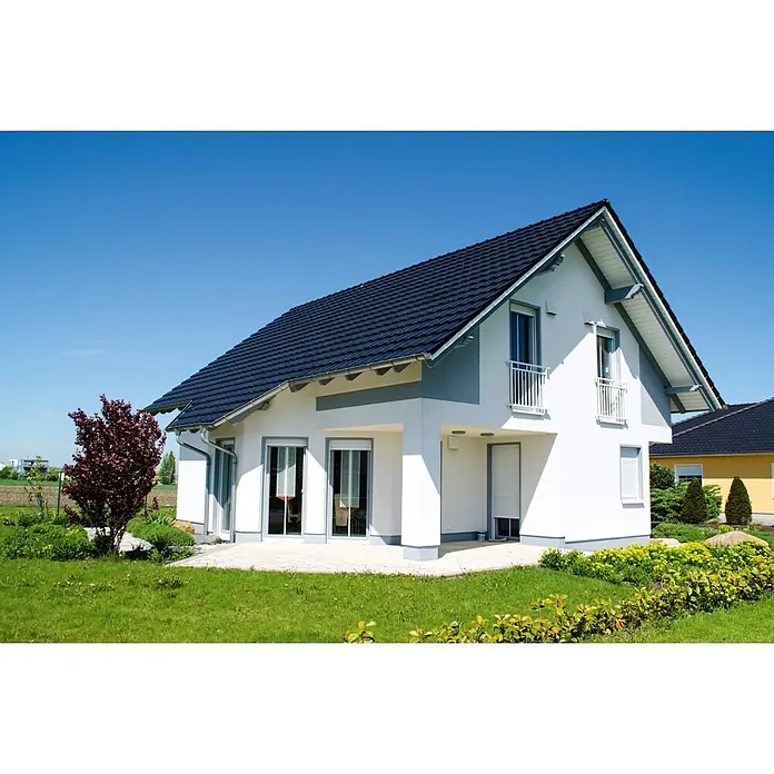 swingcolor Mix Reinacrylat-Fassadenfarbe zum Mischen lassen - Basismischfarbe 1, 10 l - Ein modernes, zweistöckiges Haus mit einem markanten schwarzen Dach, das sich unter einem klaren, blauen Himmel abhebt und eine attraktive Immobilie darstellt.