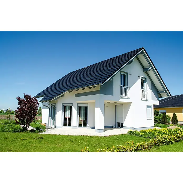 swingcolor Reinacrylat-Fassadenfarbe - Schneeweiß, 2,5 l - Ein modernes, zweistöckiges Haus mit einem markanten schwarzen Dach, das sich unter einem klaren, blauen Himmel abhebt und eine attraktive Immobilie darstellt.