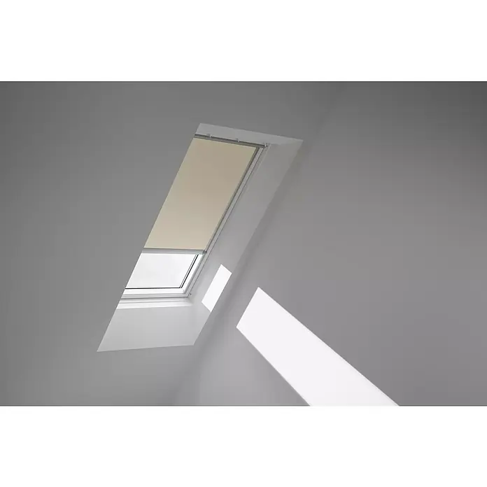 Velux Dachfensterrollo DSL S08 1085K - Farbe: Beige - 1085K, Farbe Schiene: Aluminium, Solarbetrieben - Innenaufnahme eines Dachfensters mit teilweise heruntergelassener beiger Jalousie, das helles Tageslicht in den Raum lässt.