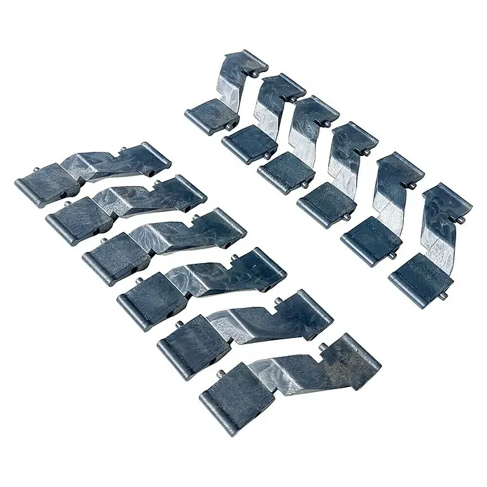 Dioco Smartwall Set de separadores para vallas Persiana - Plástico, Específico para: Vallas Persiana Smartwall, 10 pzs., Antracita - Primer plano de varios clips de pastillas de freno dispuestos en una formación metálica brillante, mostrando detalles intrincados y texturas sobre un fondo negro.