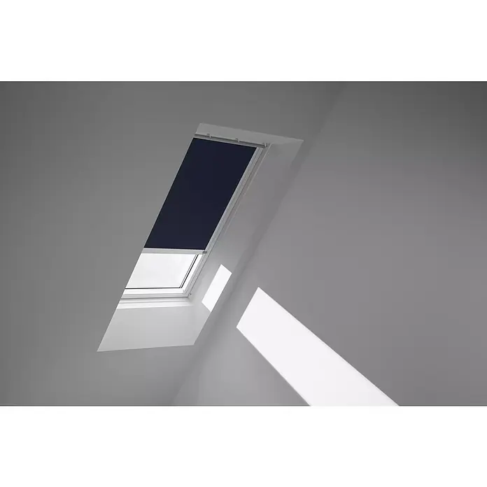 Velux Dachfensterrollo DML S08 1100KWL - Farbe: Dunkelblau - 1100KWL, Farbe Schiene: Weiß, Elektrisch - Das Bild zeigt ein Dachfenster mit einem Rollo, das teilweise geschlossen ist und eine Kombination aus Dunkelheit und Tageslicht im Raum erzeugt.