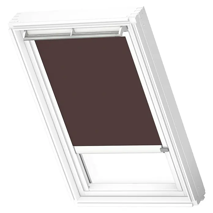 Velux Dachfensterrollo DSL M10 4559KWL - Farbe: Rehbraun - 4559KWL, Farbe Schiene: Weiß, Solarbetrieben - Nahaufnahme eines Dachfensters mit braunem Rollo in einem weißen Rahmen, das teilweise geschlossen ist und einen Blick nach draußen ermöglicht.