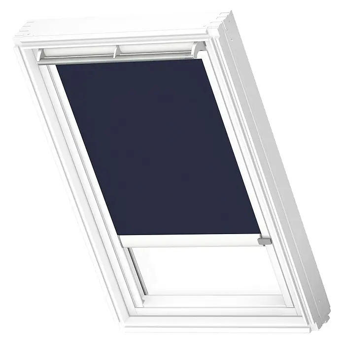 Velux Dachfensterrollo DML S08 1100KWL - Farbe: Dunkelblau - 1100KWL, Farbe Schiene: Weiß, Elektrisch - Das Bild zeigt ein Dachfenster mit einem blickdichten Rollo in Dunkelblau, das für eine optimale Verdunkelung des Raumes sorgt.