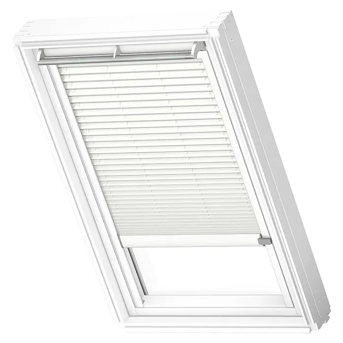 Velux Dachfensterplissee FSL S06 1016KWL - Farbe: Weiß - 1016KWL, Farbe Schiene: Weiß, Solarbetrieben - Ein Dachfenster mit einem vollständig heruntergezogenen, weißen Plissee-Rollo, das für Privatsphäre und Lichtschutz sorgt. Das Rollo ist elegant in das Fenster integriert.
