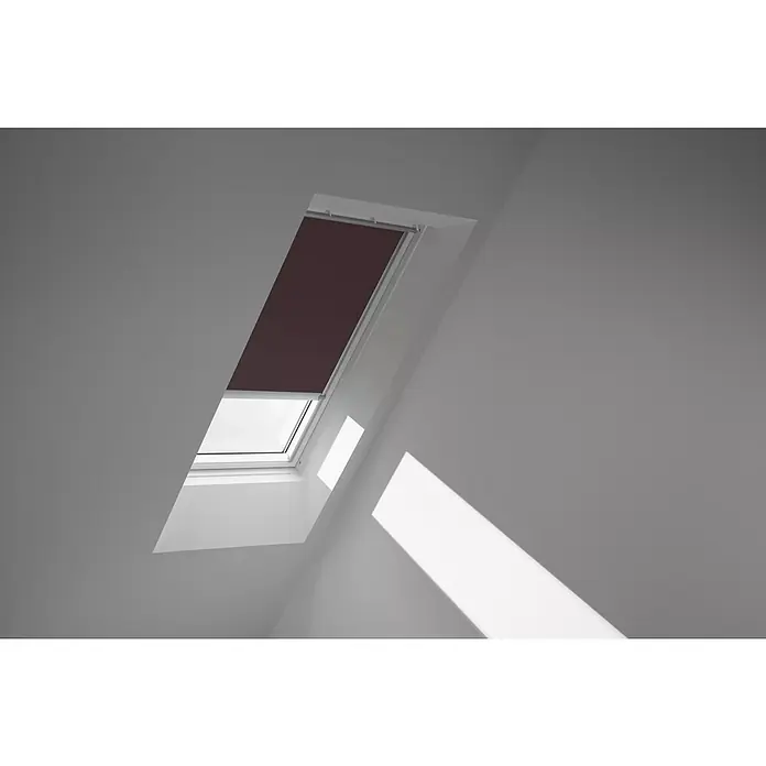 Velux Dachfensterrollo DSL PK08 4559K - Farbe: Rehbraun - 4559K, Farbe Schiene: Aluminium, Solarbetrieben - Ein Dachfenster mit teilweise geschlossenem, bordeauxrotem Rollo, das einen modernen Touch verleiht, während einfallendes Licht Akzente setzt.