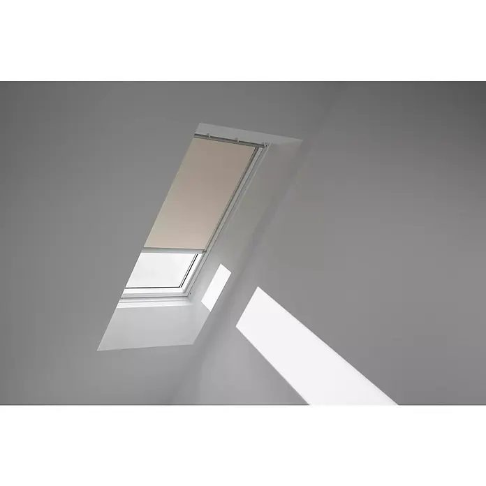 Velux Dachfensterrollo DSL CK02 4556K - Farbe: Sandbeige - 4556K, Farbe Schiene: Aluminium, Solarbetrieben - Dachfenster mit einem Rollo teilweise geschlossen, das Lichtstrahlen auf die weiße Wand wirft und eine helle, luftige Atmosphäre schafft.