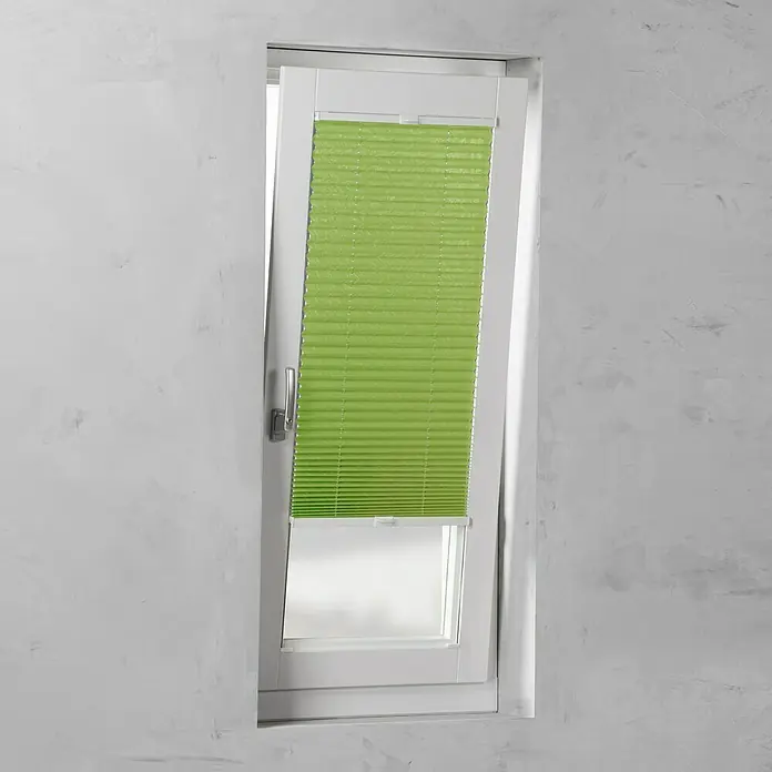 Expo Ambiente Plissee - B x H: 70 x 130 cm, Grün - Grüne Plissee-Jalousie im Fensterrahmen. Sie ist halb geöffnet und lässt Licht herein.