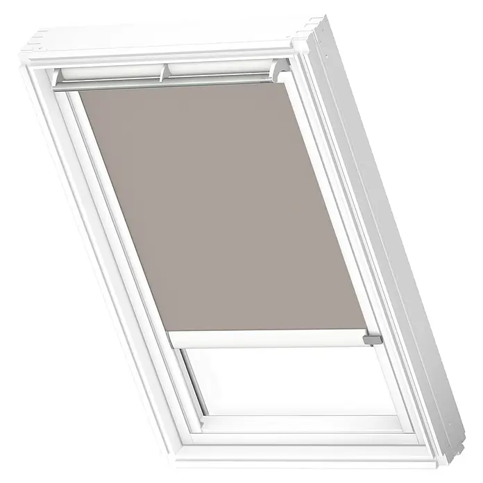 Velux Dachfensterrollo DSL P06 4580KWL - Farbe: Helltaupe - 4580KWL, Farbe Schiene: Weiß, Solarbetrieben - Ein Dachfenster mit einem grauen Verdunkelungsrollo, das teilweise heruntergelassen ist, um Licht zu blockieren und Privatsphäre zu bieten.