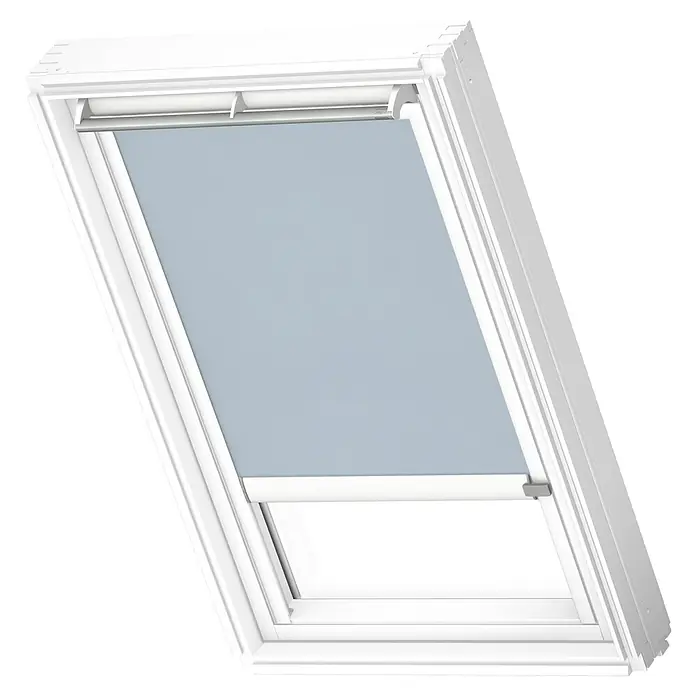 Velux Dachfensterrollo RML MK04 4166KWL - Farbe: Himmelblau - 4166KWL, Farbe Schiene: Weiß, Elektrisch - Nahaufnahme eines weißen Dachfensters mit Rollladen, das für sanftes, natürliches Licht im Raum sorgt. Ideal für eine gemütliche Atmosphäre.