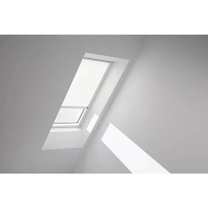 Velux Dachfensterrollo RSL U08 1028KWL - Farbe: Weiß - 1028KWL, Farbe Schiene: Weiß, Solarbetrieben - Ein Dachfenster mit Rollo in einem hellen Raum, das für angenehmes Licht sorgt und eine moderne Optik bietet.