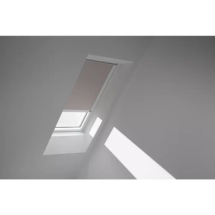 Velux Dachfensterrollo DSL P06 4580KWL - Farbe: Helltaupe - 4580KWL, Farbe Schiene: Weiß, Solarbetrieben - Dachfenster mit heruntergelassenem Rollo für bessere Verdunkelung und Helligkeitssteuerung im Raum.