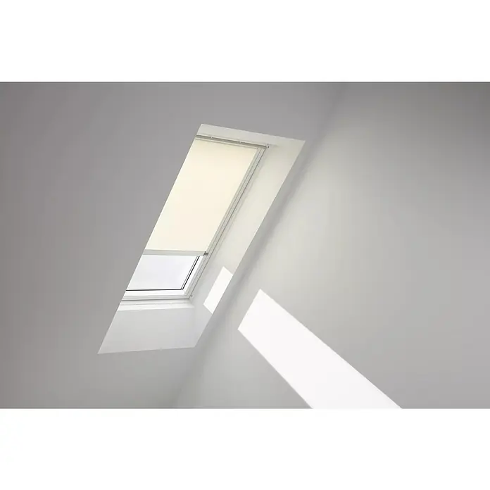 Velux Dachfensterrollo RSL C02 1086KWL - Farbe: Hellbeige - 1086KWL, Farbe Schiene: Weiß, Solarbetrieben - Dachfenster mit Jalousie in einem hellen Raum.