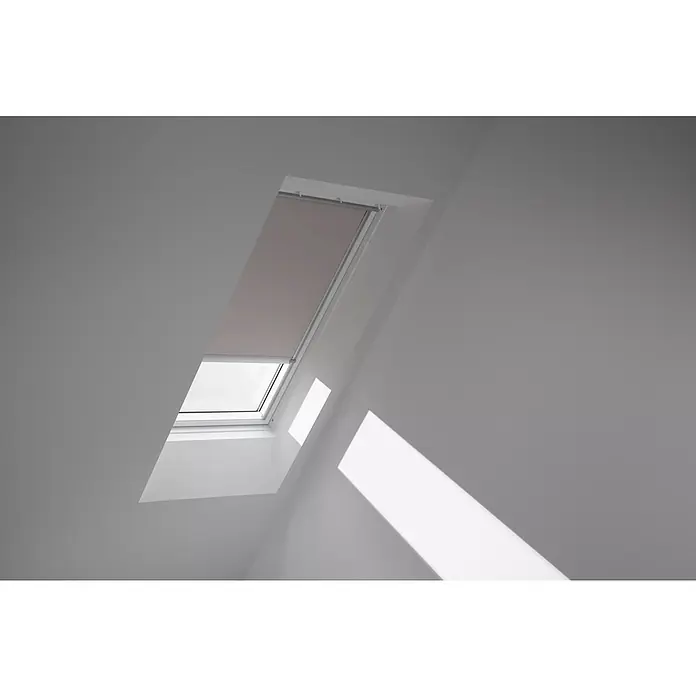 Velux Dachfensterrollo DSL S08 4580K - Farbe: Helltaupe - 4580K, Farbe Schiene: Aluminium, Solarbetrieben - Dachfenster mit heruntergelassener Jalousie in einem hellen Raum, das Licht durchlässt und eine gemütliche Atmosphäre schafft.