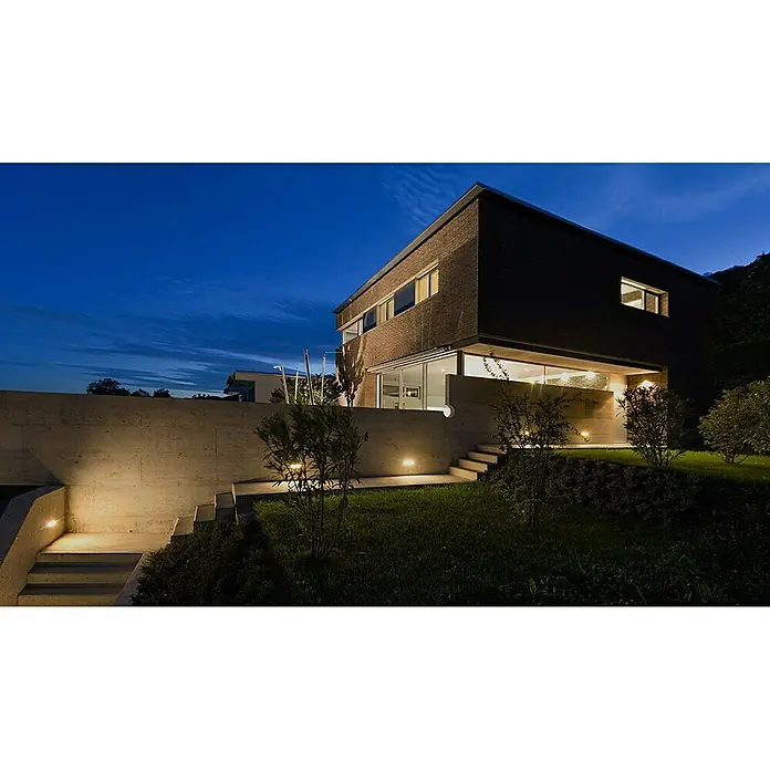 Polaroid LED-Außenwandleuchte - Weiß, L x B x H: 16,9 x 11,5 x 7,6 cm, 5,5 W - Elegantes Haus mit Außenbeleuchtung, die die moderne Architektur und den gepflegten Garten hervorhebt.\n