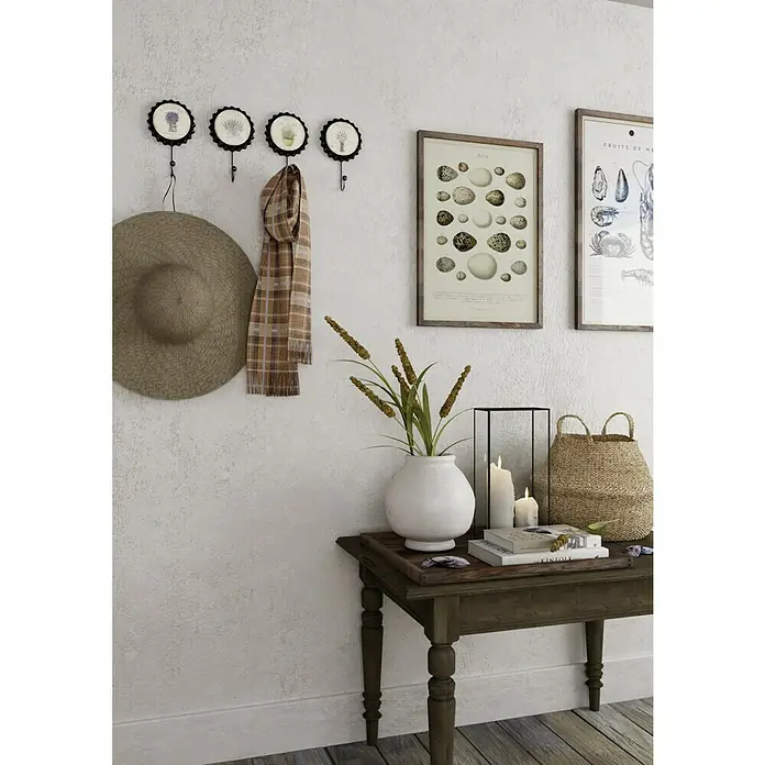 Nesu Gancho para colgar Café - L x An x Al: 190 x 110 x 45 mm, Número de ganchos: 1 ud. - Decoración de pared con sombrero, bufanda, cuadros, mesa con jarrón, velas, libros y cesto.