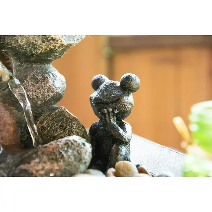 Dobar Gartenbrunnen - 20 x 20 x 21,5 cm, Kunststoff, Grau/Schwarz - Nahaufnahme einer dekorativen Froschbrunnenfigur, die eine friedliche Atmosphäre im Garten oder Innenbereich schafft.