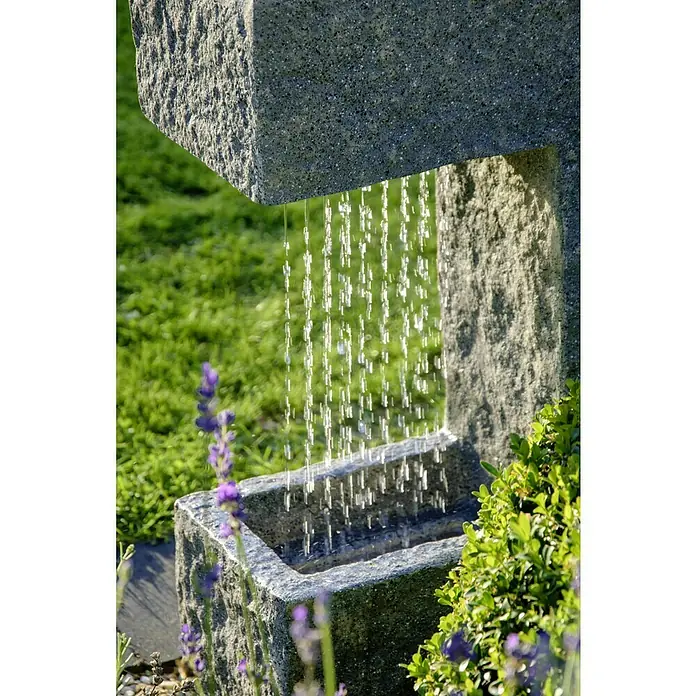 Dobar Gartenbrunnen - 39 x 20,5 x 70 cm, Kunststoff, Grau - Gartenzierbrunnen aus Granit mit herabfließendem Wasser, umgeben von Lavendel und Grünpflanzen. Ein dekoratives Element für den Garten.