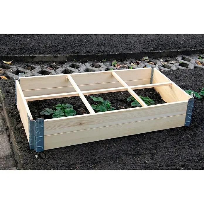 Dobar Hochbeet - 100 x 50 x 50 cm, Holz, Natur - Dieses Bild zeigt ein Hochbeet aus hellem Holz mit einer Gitterstruktur, das in einem Garten aufgestellt wurde. Es bietet Platz für Pflanzen und Gemüse.