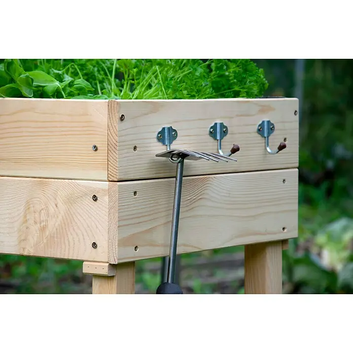 Dobar Hochbeet - 116 x 40 x 110 cm, Holz, Natur - Ein Hochbeet aus Holz mit Werkzeughaken und frischen Kräutern, ideal für den Garten oder Balkon, um Gemüse anzubauen.