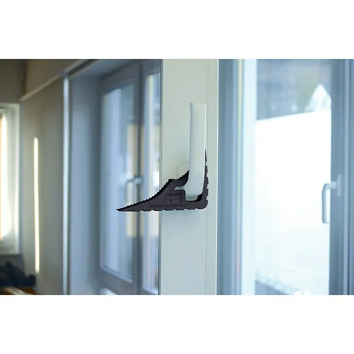Schellenberg Tür- & Fensterstopper - Schwarz - Nahaufnahme eines schwarzen Schellenberg Fensteraufhebelungsschutzes, der an einem weißen Fensterrahmen befestigt ist.
