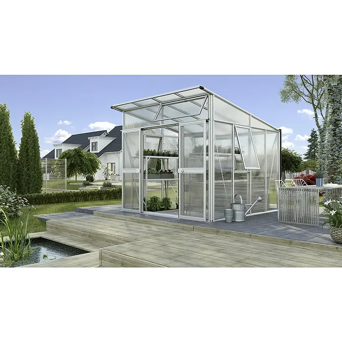 Vitavia Gewächshaus Aura 7800 - Außenmaß inkl. Dachüberstand (B x T): 267 x 295 cm, 10 mm, Aluminium - Ein modernes Gewächshaus mit Aluminiumrahmen und transparenten Paneelen, umgeben von einer gepflegten Gartenlandschaft.